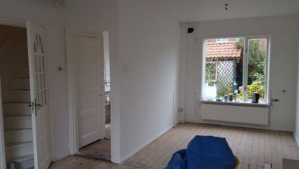 woonkamer oude muur gaat eruit,