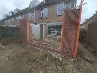 "Aanbouw voor extra ruimte in woning."